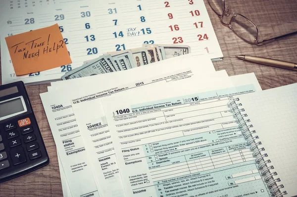 Налоговая форма с календарем, ручкой, калькулятором, блокнотом и очками. к — стоковое фото