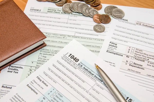 1040 vergi formu Doları, gözlük, fare, hesap makinesi, Not Defteri ile