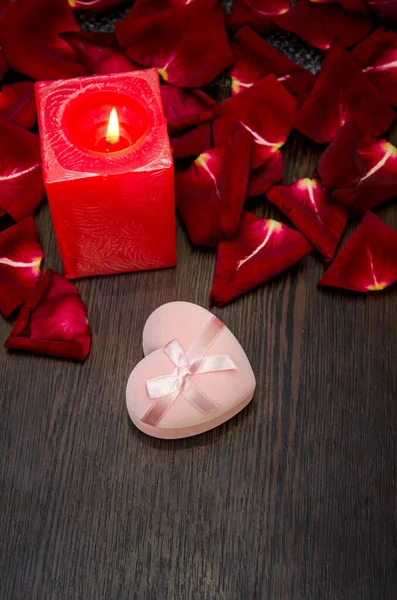 Vela Pétalo Rojo Rosa Con Caja Regalo Mesa Concepto Valentine —  Fotos de Stock