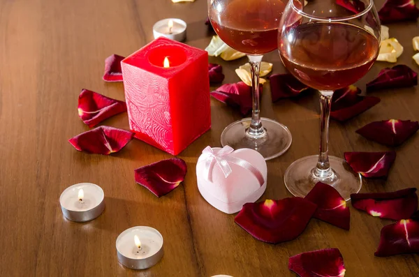 Kutlama Olay Sevgililer Günü Şarap Mumlar Kırmızı Petal Gül Tablo — Stok fotoğraf