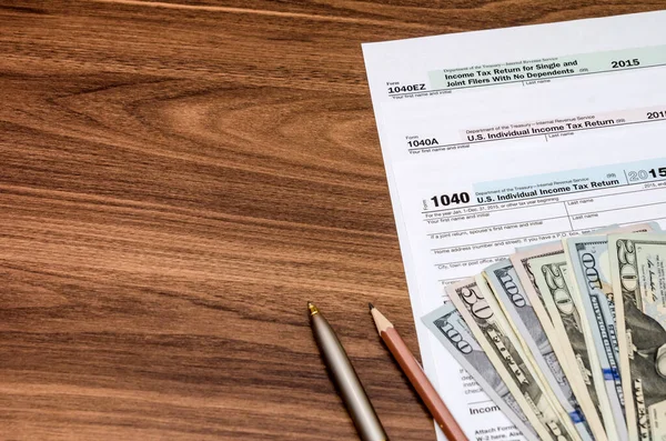Birleşik 1040 Vergi Formu Para Üstünde Okul Sırası Ile Birleştirmek — Stok fotoğraf