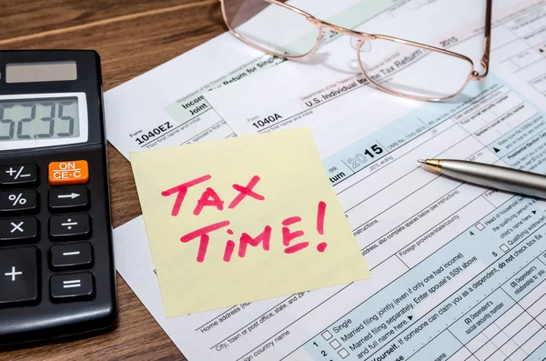 Palabra Tiempo Impuestos Forma Impuestos Con Calculadora Pluma Gafas — Foto de Stock