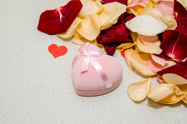 Płatek Rose Pudełko Stole Tło Valentine Koncepcja — Zdjęcie stockowe