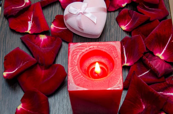 Candela Petalo Rosso Rosa Con Confezione Regalo Sul Tavolo San — Foto Stock