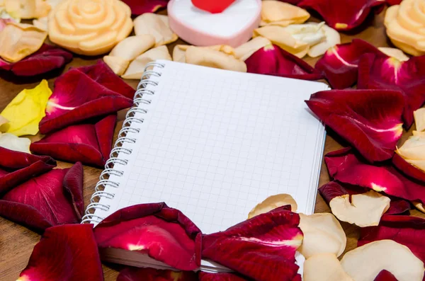 Valentines Day Empty Notepad Gift Box Many Rose Petals Top — Stock Photo, Image