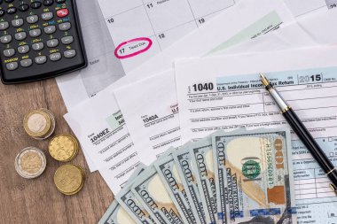 Takvim, 2017 vergi formlarını kalem ve dolar ile.