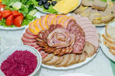 Tablo ile birçok yemek beyaz tabaklar koydu.