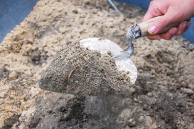 Çimento tozunu kumla karıştırmak