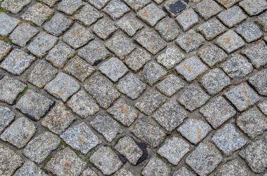 Arka plan olarak ıslak kaldırım taşı yolu