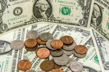 Amerikan Doları faturaları madeni para ile