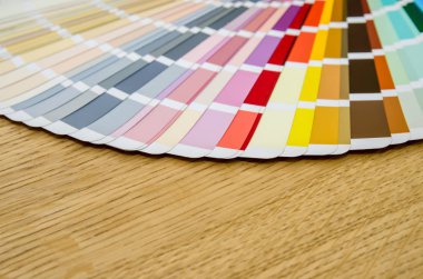 farklı renkte palet ve ahşap masa üzerindeki gölgeler