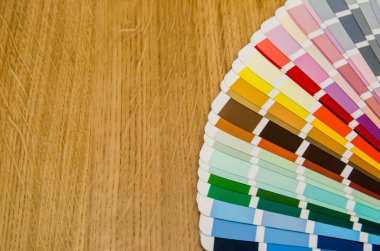 farklı renkte palet ve ahşap masa üzerindeki gölgeler