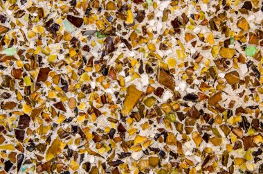 Geri dönüştürülmüş küçük cam parçalarıyla duvarın yapısı