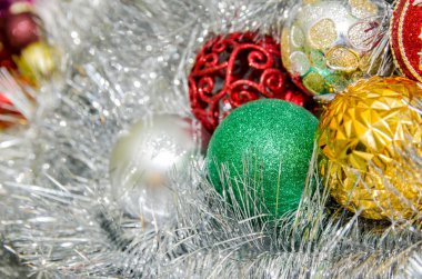 xmas arkaplanı - renkli toplar