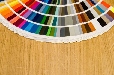 panton renk palet rehberi ahşap tahta yakın görünüm