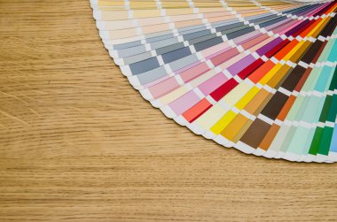 panton renk palet rehberi ahşap tahta yakın görünüm