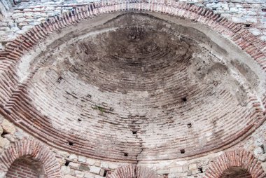 İçinde eski tuğla kubbe