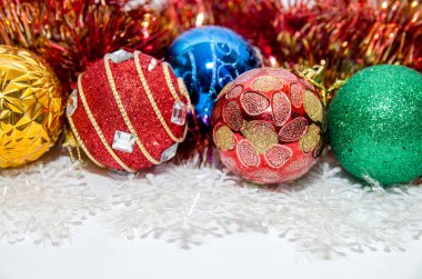 Arka planda Noel oyuncakları