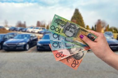 Avustralya Doları banknotları ile kadın elinin yakın çekim