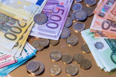 Avro parası ve banknotlar altına izole edilmiş