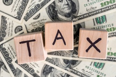 Doları ahşap küpleri tex vergi mavi arka plan ile