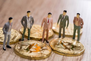 Minyatür oyuncak insanlar bitcoin tablo ile