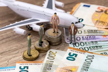 Avro parası, avro ve uçak yakınında insanların bulduğu küçük oyuncaklar
