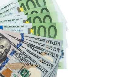 Beyaz üzerine izole edilmiş yüz dolar ve avro banknotları