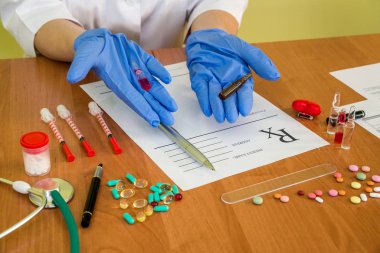 Kadın doktor reçete kağıt yazma