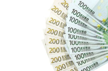 100 ve 200 avroluk banknotlar izole edilmiş beyazlar