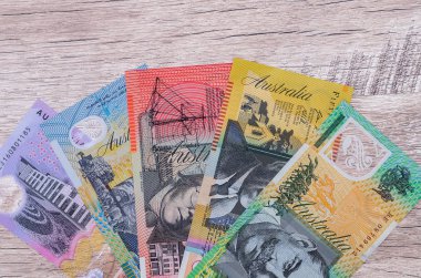 Avustralya dolarının ahşap masadaki en iyi görüntüsü.