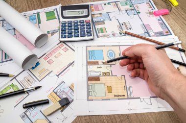 Gözden geçirme ve blueprint gösterilen mimar. mimari kroki.