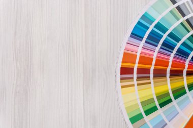 Açık ahşap arkaplan üzerindeki renk rehberi, üst görünüm