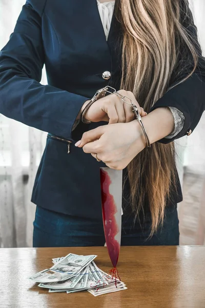 Mulher Detida Algemada Com Faca Sangue — Fotografia de Stock