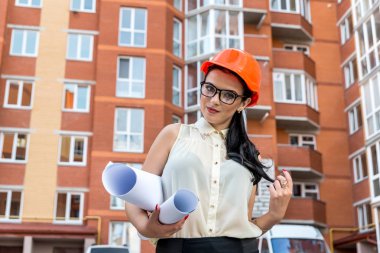 İnşaat alanında geçmişi olan güzel bir mimar.