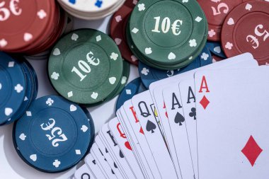 kartları ile poker fişleri