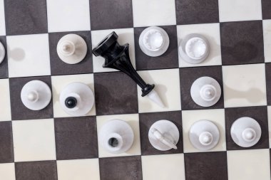 Satranç güvertede. Yakın çekim.