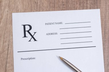 Masasında kalem olan rx boş