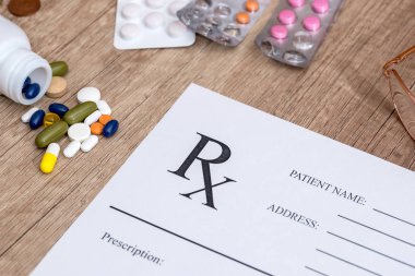 Tıbbi reçete ve uyuşturucu ve kalem masada
