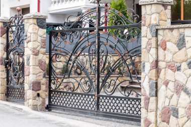 Ferforje çit kapısı ile süsler