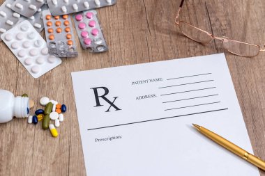 Tıbbi reçete ve uyuşturucu ve kalem masada
