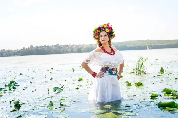 Piękna Dziewczyna Krajowych Ubrań Stojących Jeziorze — Zdjęcie stockowe