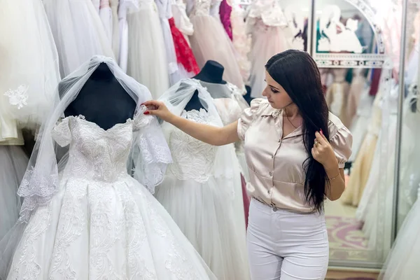 Красивая Брюнетка Невеста Выбирает Платье Свадьбы — стоковое фото