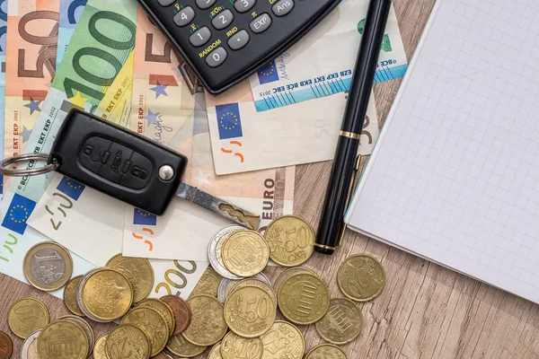 Chiave Dell Auto Banconote Euro Penna Monete Taccuino — Foto Stock