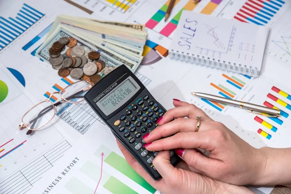Mulheres Segurar Calculadora Acima Gráfico Negócios Com Dinheiro — Fotografia de Stock