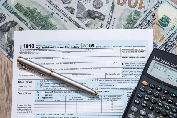 Ομοσπονδιακή Φορολογίας Εισοδήματος 1040 Έγγραφα Πένα Αριθμομηχανή Δολάρια — Φωτογραφία Αρχείου