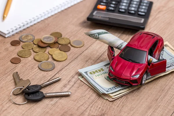 Coche Juguete Llaves Dinero Mesa — Foto de Stock