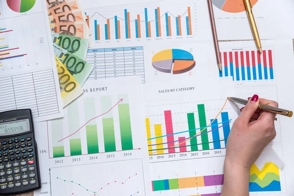 Diagrama Com Dinheiro Euro — Fotografia de Stock