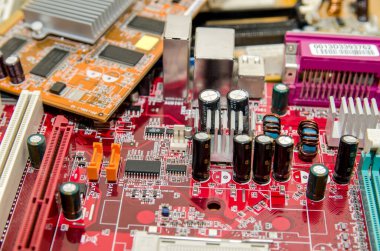 Kırmızı elektronik devre kartı