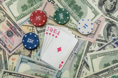 Poker kartları, çipler ve doların kombinasyonu